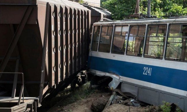 Кровавое ДТП в Днепре: трамвай протаранил "товарняк"
