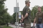 Работник ТЦК и СП общается с мужчиной по поводу бронирования и отсрочки