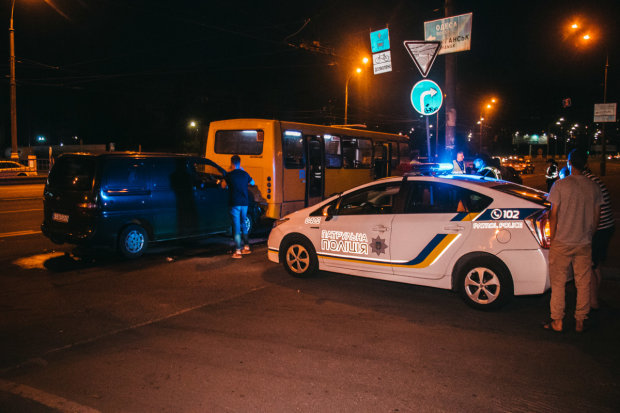 У Києві Hyundai влетів у автобус з людьми: метал спалахнув, як свічка, є жертви