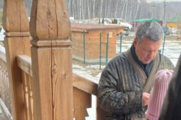 Печаль в глазах и лохмотья в помете: как ныне живет пропагандист Соловьев