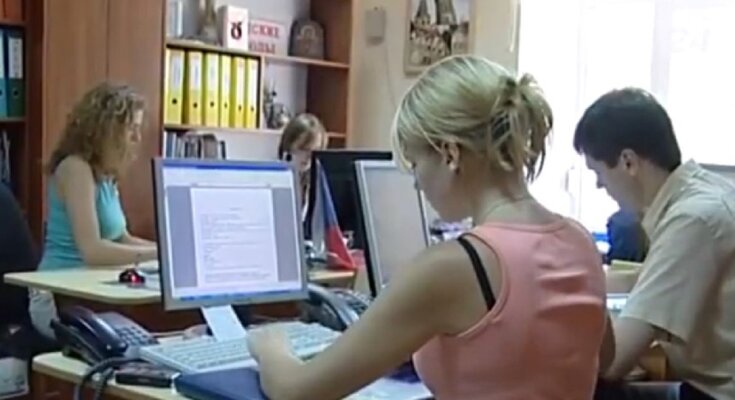 Офісні працівники. Фото: скриншот Youtube