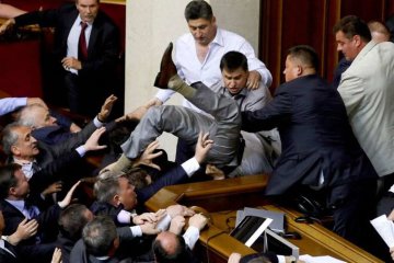 Романенко пофантазував, як могло б виглядати закулісся Ради: "За вікном сіріє ранок, Ляшко блює невпопад"