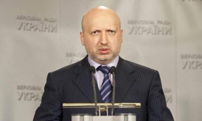 Турчинов поручил проверить "истерику" росСМИ о депутатах в Крыму