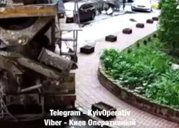 В Києві бетонозмішувач зносив все на своєму шляху, очевидці оніміли: "Зрівняв із землею"