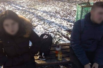 Дівчина розпивала алкоголь з підлітком: Facebook Ювенальна превенція Прикарпаття