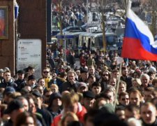 "Обібрали до трусів": активістки голяка вийшли на вулиці проти пенсійної реформи