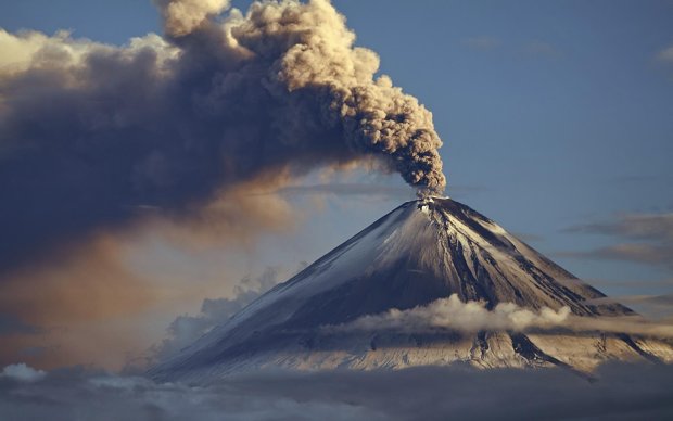 Извергается самый опасный вулкан в мире, под угрозой миллионы людей