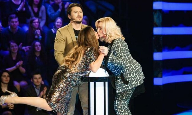 Притула похизувався зірковими помічницями-білявками