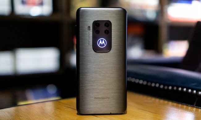 MOTOROLA ONE ZOOM, The Verge
