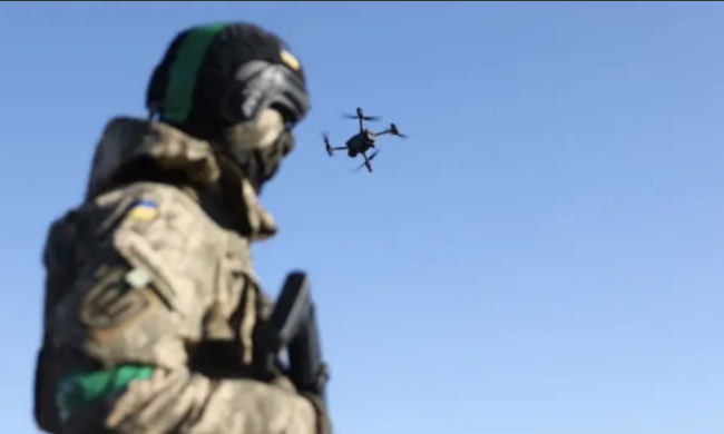 Украинский военный и дрон
