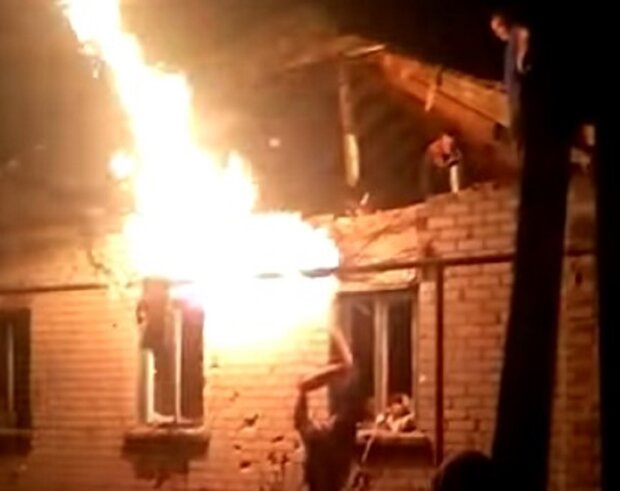 Пожар в Станице Луганской. Фото: Youtube