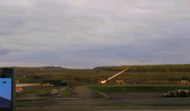 На міжнародній виставці зброї бойова ракета втратила управління (відео)
