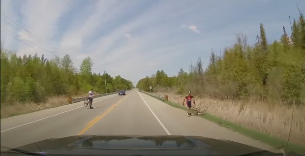 В сеть попало видео "перепалки" водителя авто и велосипедистов, без пострадавших не обошлось