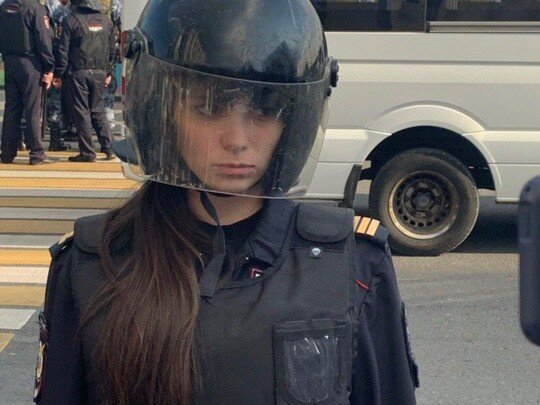 "Няшка" у повній бойовій екіпіровці: на мітингу серед Росгвардії Путіна помітили вкрай дивну дівчину, фото