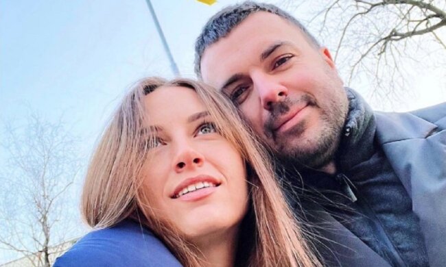 Ведущий шоу "Холостяк" Григорий Решетник с женой решил не убегать из Украины: "Мы на передовой, атакуем"