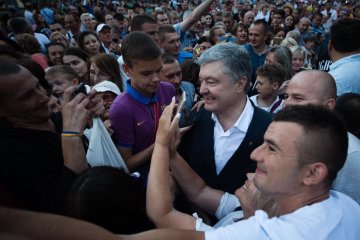 Голого Порошенко выставили на продажу, любителям "сладенького" придется раскошелиться: фото