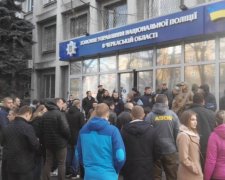 Мешканець Черкас увіткнув в поліцейського ніж - вгадайте куди