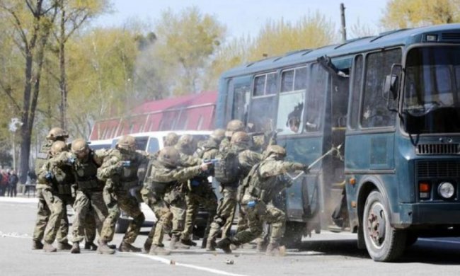 Жители Запорожья должны радоваться, увидев из окон бронетехнику и спецназ