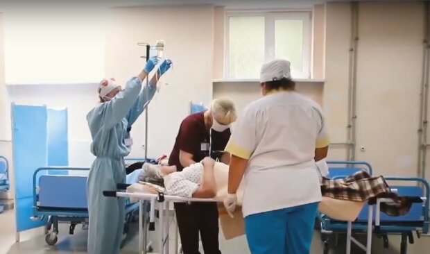 Под Харьковом катастрофически не хватает коек для больных с коронавирусом: "Пациентов кладут в коридорах"