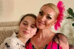 Поки Волочкова розкидається шпагатами, 14-річна донька проміняла її на красуню-мачуху
