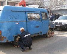 У Києві прибирають старі автівки через загрозу тероризму