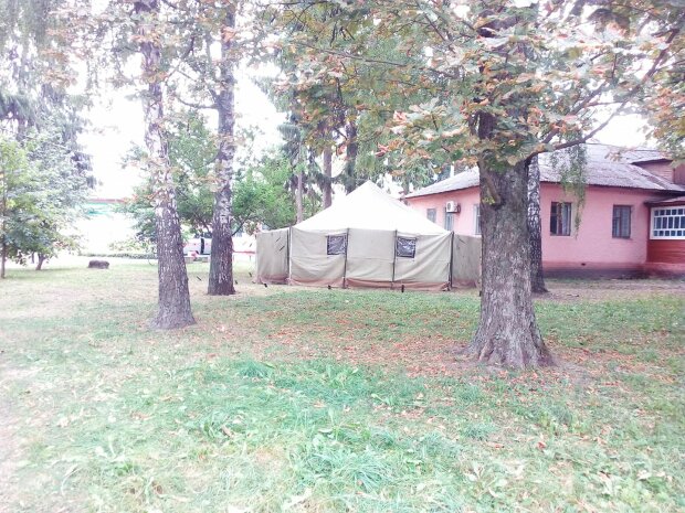 На Черниговщине больных коронавирусом селят в палатках - "All inclusive"