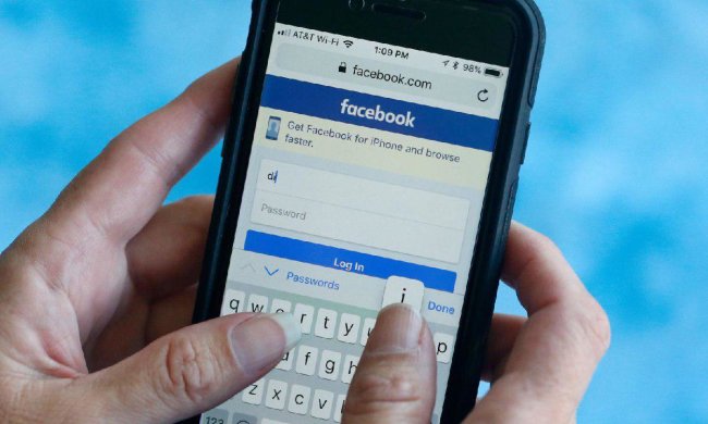 Владельцы смартфонов Samsung не могут удалить Facebook, компании придумали отговорку