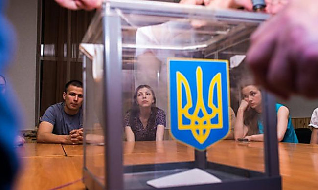 Вибори президента України "прикрасило" перше побоїще: камеру прибрав, швидко