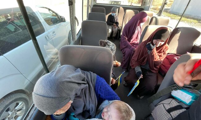 Украинки с детьми вернулись из сирийского плена на Новый год и заголосили на весь мир: "Вышла замуж за боевика"