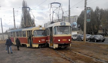 ДТП у Харкові: два трамваї не поділили колію (фото)