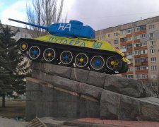 В Лисичанске за сутки дважды перекрашивали танк-памятник (фото)