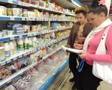 Вершкове масло та сир на полицях супермаркету