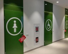 Известный ТРЦ годами шпионил за посетителями в туалете