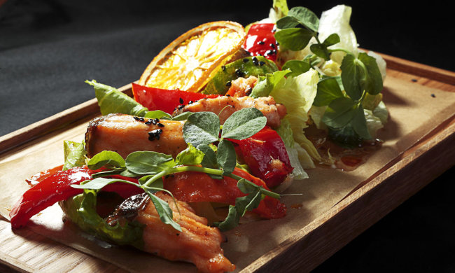 Вам точно сподобається: теплий салат з баклажанів на грилі з черрі і зеленню