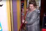 Продавчиня вибила озброєного грабіжника мокрою ганчіркою, десь тихенько плаче Моріарті — епічне відео
