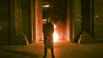 Павленський показав, як підпалив двері ФСБ