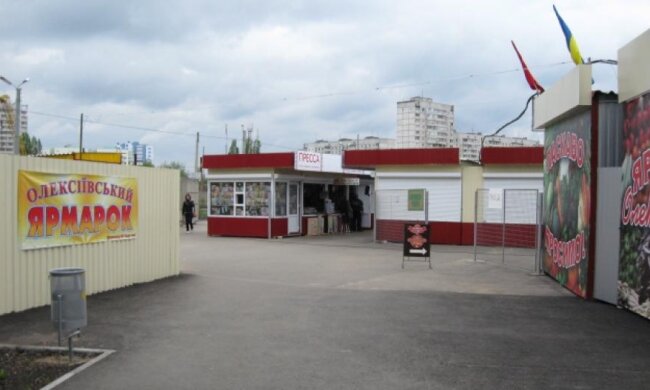 Харківські безхатьки торгують простроченими харчами на ринку