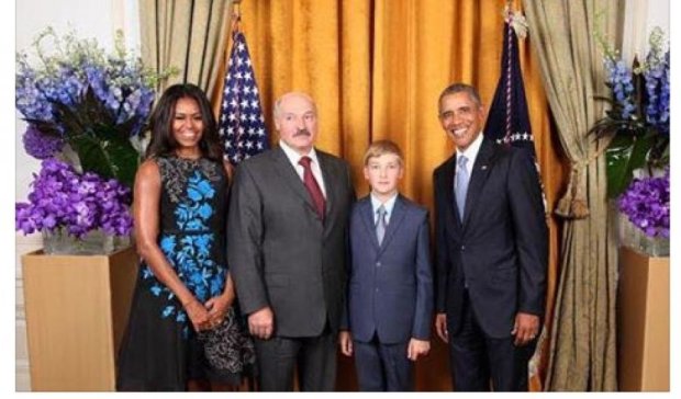 Соцмережі іронізують з фото Обами з сина Лукашенка (фото)