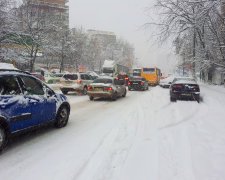 Столиця в сніговому полоні: "Кличко, чому така ганебна ситуація майже по всьому місту?!", кияни на межі зриву