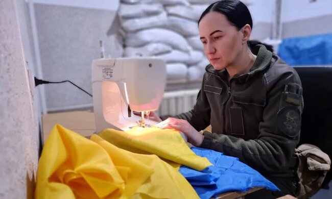 Нацгвардійка Марія поза службою шиє прапори України