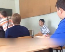 Російський студент побив викладача через навушники (відео)