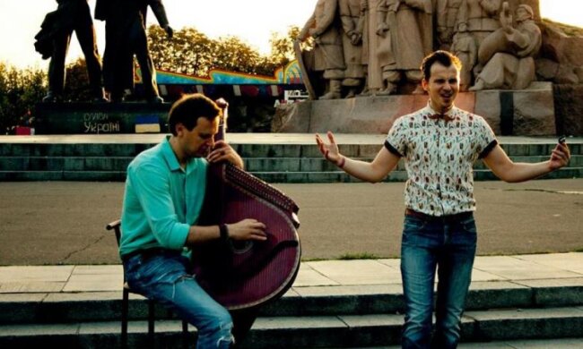 Москва сгорела целиком: хит российских рокеров сыграли на бандуре