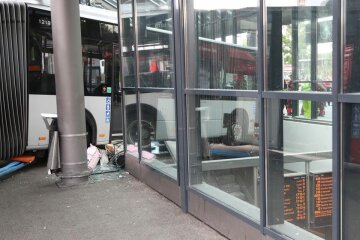 Автобус протаранил вокзал, autocentre