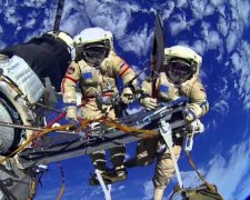 На МКС засняли летящий по орбите "телевизор": удивительное видео