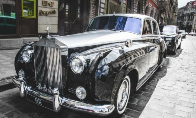 Львівські вулиці підкорив раритетний Rolls-Royce