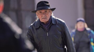 Пенсія для чорнобильців: гроші в руках пенсіонера
