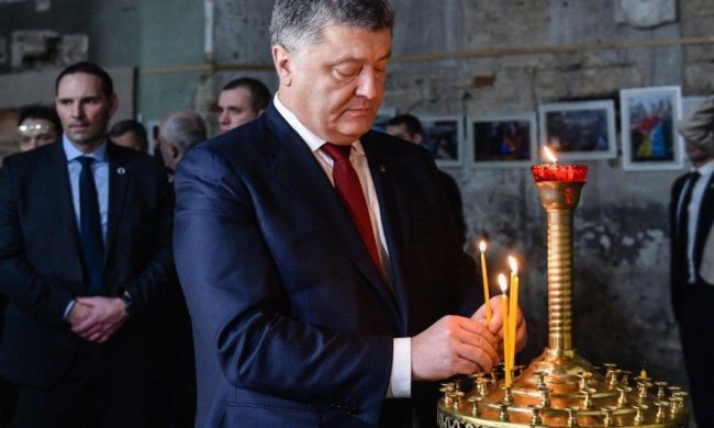 На врученні Томосу біля Порошенка знепритомнів священик: відео