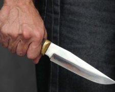 Хлопець на Львівщині вдарив ножем таксиста і вкрав його автівку
