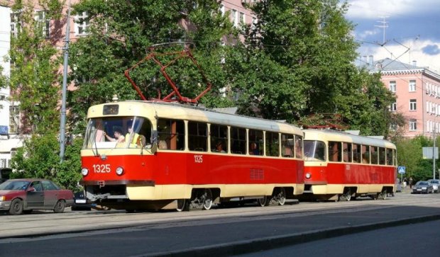 У Києві з рейок зійшов трамвай