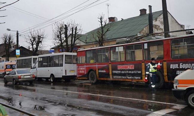 У Житомирі тролейбус "посунув" дві маршрутки (фото)